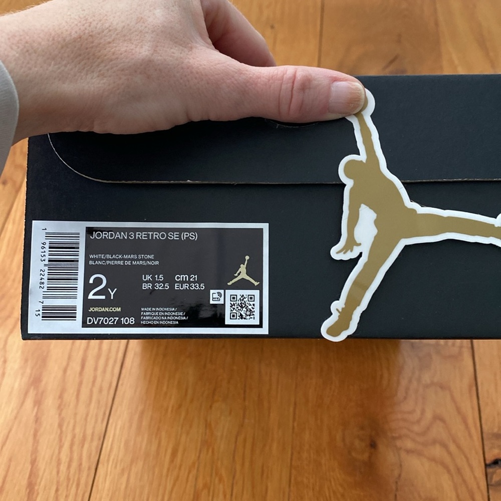 Used Jordan 3 Retro. Size 2 - Picture 6 of 6